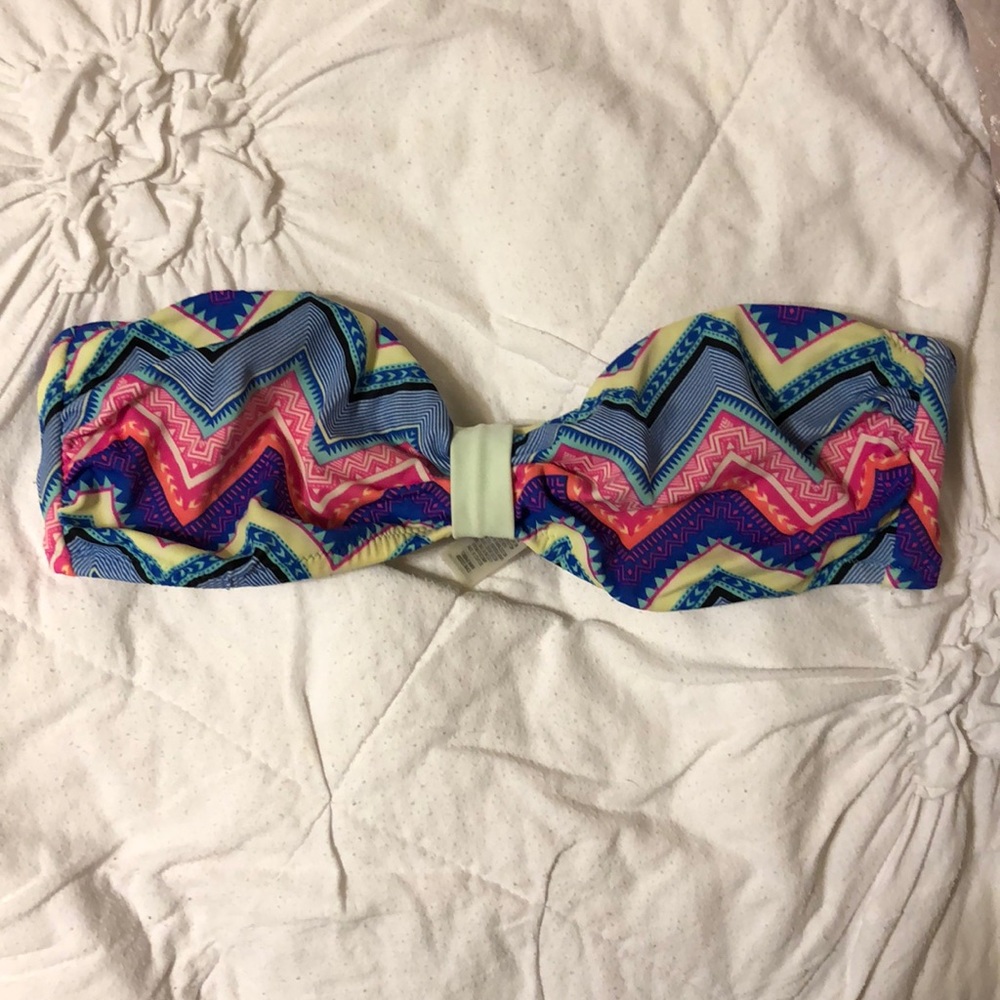 Strappless chevron patterned bikini top